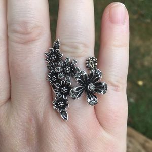 NWT! Silver flower chunky black diamond ring